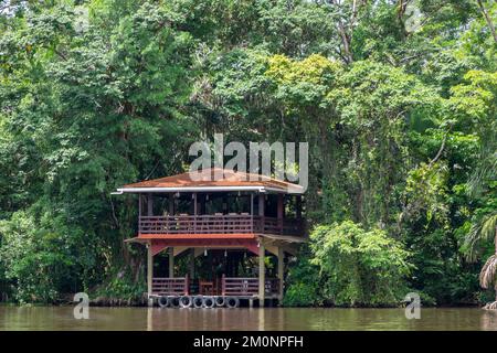 Edificio in legno sulle rive del canale di Tortuguero in Costa Rica Foto Stock