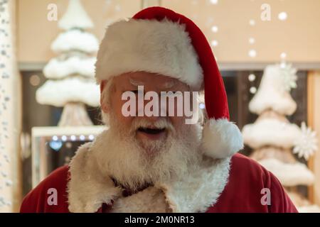 Glasgow, Scozia, Regno Unito. 7th dicembre, 2022: Babbo Natale (alias Andrew Blades) in un'avventura di shopping nella Argyll Arcade. Credit: SKULLY/Alamy Live News Foto Stock