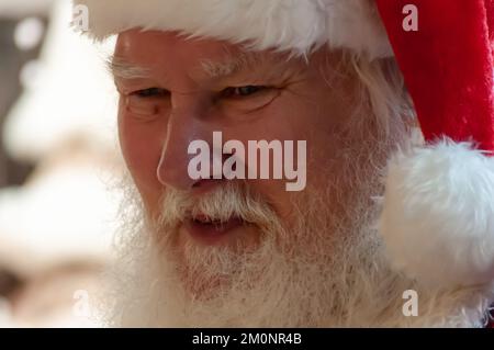 Glasgow, Scozia, Regno Unito. 7th dicembre, 2022: Babbo Natale (alias Andrew Blades) in un'avventura di shopping nella Argyll Arcade. Credit: SKULLY/Alamy Live News Foto Stock