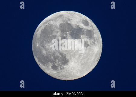 Londra, Regno Unito. 7 dicembre 2022. Il tempo del Regno Unito – la luna piena di questo mese si erge sulla capitale. È conosciuta come la Luna fredda piena secondo l’Almanacco dei vecchi agricoltori, così chiamata perché il freddo invernale saluta la sua presa e le notti diventano lunghe e buie. Credit: Stephen Chung / Alamy Live News Foto Stock