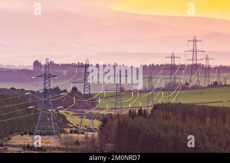 Lauder, Regno Unito. 07th Dec, 2022. Lauder, Scottish Borders, Scotland, UK Energy, business Una visione dei piloni elettrici in lontananza sulla brughiera vicino a lauder, ai confini scozzesi. PIC Credit: phil wilkinson/Alamy Live News Foto Stock