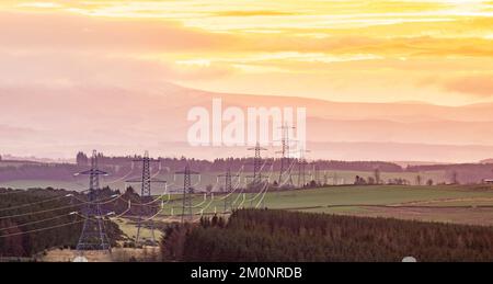 Lauder, Regno Unito. 07th Dec, 2022. Lauder, Scottish Borders, Scotland, UK Energy, business Una visione dei piloni elettrici in lontananza sulla brughiera vicino a lauder, ai confini scozzesi. PIC Credit: phil wilkinson/Alamy Live News Foto Stock