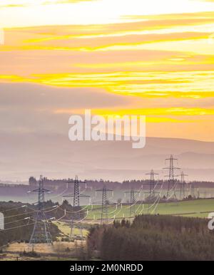 Lauder, Regno Unito. 07th Dec, 2022. Lauder, Scottish Borders, Scotland, UK Energy, business Una visione dei piloni elettrici in lontananza sulla brughiera vicino a lauder, ai confini scozzesi. PIC Credit: phil wilkinson/Alamy Live News Foto Stock