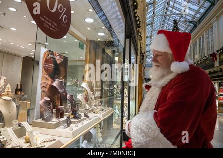 Glasgow, Scozia, Regno Unito. 7th dicembre, 2022: Babbo Natale (alias Andrew Blades) in un'avventura di shopping nella Argyll Arcade. Credit: SKULLY/Alamy Live News Foto Stock