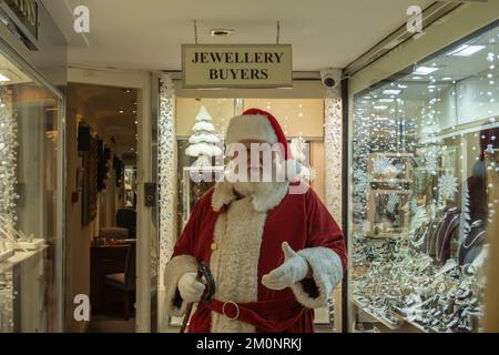 Glasgow, Scozia, Regno Unito. 7th dicembre, 2022: Babbo Natale (alias Andrew Blades) in un'avventura di shopping nella Argyll Arcade. Credit: SKULLY/Alamy Live News Foto Stock