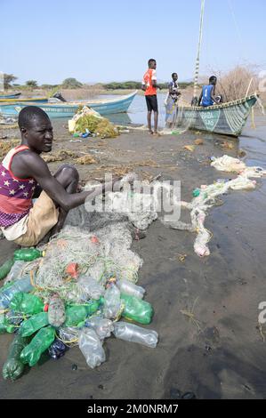 KENYA, Turkana, villaggio Anam al Lago Turkana, pescatore, rifiuti di plastica, vecchie bottiglie di PET softdrink / KENIA, Turkana, Dorf Anam Lago Turkana, Fischer, Plastikmüll Foto Stock