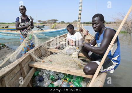 KENYA, Turkana, villaggio Anam al Lago Turkana, pescatore, rifiuti di plastica, vecchie bottiglie di PET softdrink / KENIA, Turkana, Dorf Anam Lago Turkana, Fischer, Plastikmüll Foto Stock