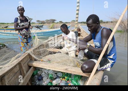 KENYA, Turkana, villaggio Anam al Lago Turkana, pescatore, rifiuti di plastica, vecchie bottiglie di PET softdrink / KENIA, Turkana, Dorf Anam Lago Turkana, Fischer, Plastikmüll Foto Stock