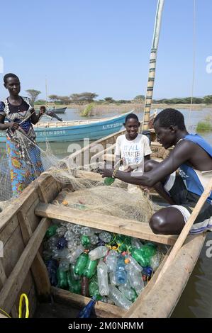 KENYA, Turkana, villaggio Anam al Lago Turkana, pescatore, rifiuti di plastica, vecchie bottiglie di PET softdrink / KENIA, Turkana, Dorf Anam Lago Turkana, Fischer, Plastikmüll Foto Stock