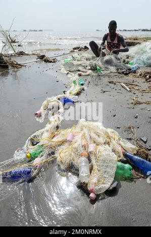 KENYA, Turkana, villaggio Anam al Lago Turkana, pescatore, rifiuti di plastica, vecchie bottiglie di PET softdrink / KENIA, Turkana, Dorf Anam Lago Turkana, Fischer, Plastikmüll Foto Stock