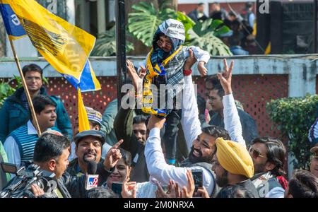 Nuova Delhi, India. 07th Dec, 2022. AAM Aadmi sostenitore del Partito solleva un bambino vestito come Delhi capo ministro Arvind Kejriwal, come egli celebra la vittoria di Delhi elezioni comunali 2022 presso l'ufficio del Partito. Il partito AAM Aadmi è il partito politico nazionale indiano, sconfiggono il partito di Bharatiya Janata (partito al governo) nelle elezioni comunali 2022. Credit: SOPA Images Limited/Alamy Live News Foto Stock