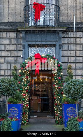 Ingresso alla Scotch Malt Whisky Society con decorazioni natalizie, Queen Street, Edinburgh New Town, Scozia, Regno Unito Foto Stock