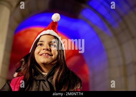 ROTTERDAM - i bambini cantano prima dell'illuminazione dell'albero di Natale di fronte al municipio di Rotterdam. ANP ROBIN VAN LONKHUIJSEN olanda fuori - belgio fuori Foto Stock