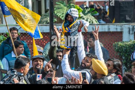 Nuova Delhi, India. 07th Dec, 2022. AAM Aadmi sostenitore del Partito solleva un bambino vestito come Delhi capo ministro Arvind Kejriwal, come egli celebra la vittoria di Delhi elezioni comunali 2022 presso l'ufficio del Partito. Il partito AAM Aadmi è il partito politico nazionale indiano, sconfiggono il partito di Bharatiya Janata (partito al governo) nelle elezioni comunali 2022. (Foto di Pradeep Gaur/SOPA Images/Sipa USA) Credit: Sipa USA/Alamy Live News Foto Stock