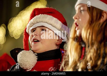 ROTTERDAM - i bambini cantano prima dell'illuminazione dell'albero di Natale di fronte al municipio di Rotterdam. ANP ROBIN VAN LONKHUIJSEN olanda fuori - belgio fuori Foto Stock