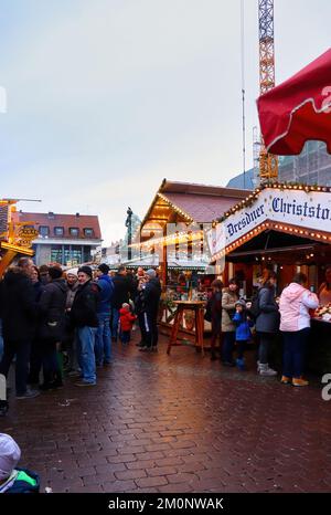Hanau, Germania - 15 dicembre 2019: Persone in piedi in una passerella in un mercato di Natale a Hanau, Germania. Foto Stock