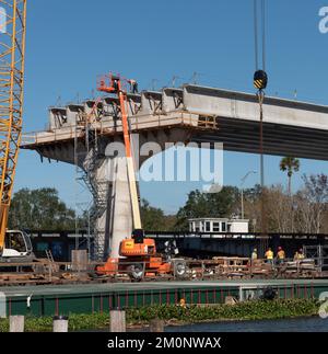 Deland, Florida, Stati Uniti. 2022. Lavori di costruzione per costruire un nuovo ponte di cemento sul fiume St Johns vicino a DeLand Florida. Foto Stock