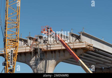 Deland, Florida, Stati Uniti. 2022. Lavori di costruzione per costruire un nuovo ponte di cemento sul fiume St Johns vicino a DeLand Florida. Foto Stock