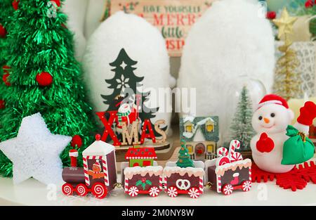 Coloratissime decorazioni natalizie con Snowman e Giocattoli di legno Foto Stock