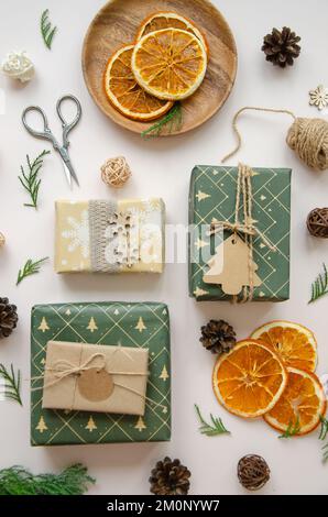 Regali fatti a mano su sfondo scuro con decorazioni natalizie. Sfondo stagionale dall'alto. Piano di giacitura, vista dall'alto. Foto Stock