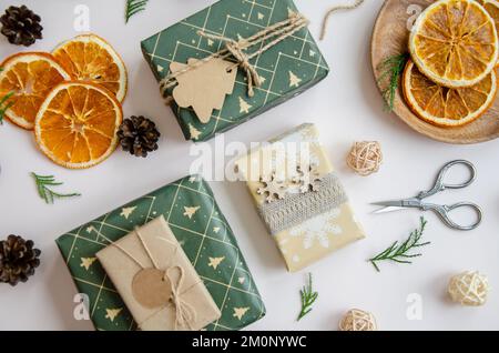 Regali fatti a mano su sfondo scuro con decorazioni natalizie. Sfondo stagionale dall'alto. Piano di giacitura, vista dall'alto. Foto Stock