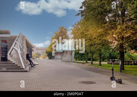 Vilnius, Lituania - 16 settembre 2020: Dettagli della moderna Vilnius. Parco verde nella città vecchia di Vilnius vicino all'edificio degli uffici di Swwebank Foto Stock