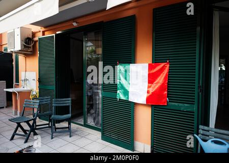 Bandiera italiana sulla terrazza della casa in Italia. Foto Stock