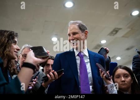 Washington, Stati Uniti. 07th Dec, 2022. Il senatore Ron Wyden (D-OR) parla con i media degli Stati Uniti Capitol, a Washington, DC, mercoledì 7 dicembre, 2022. (Graeme Sloan/Sipa USA) Credit: Sipa USA/Alamy Live News Foto Stock