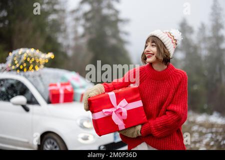 Donna viaggia in auto durante le vacanze invernali Foto Stock