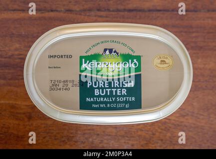 Importato Irish Kerrygold Soft burro in Una vasca di plastica American Packaging naturalmente latte più morbido da mucche alimentate da erba Foto Stock