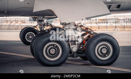 attrezzatura di atterraggio di un moderno aereo di linea Foto Stock