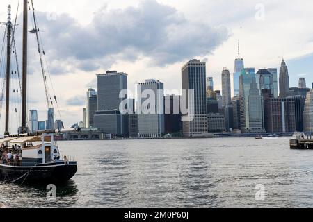 Pilot, ormeggiato a Brooklyn Heights, è un bar stagionale all'aperto con ostriche a bordo di una delle barche a vela in legno più pregiate d'America. Brooklyn, NY, USA. Foto Stock