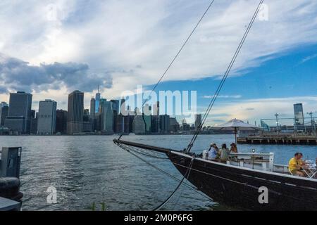 Pilot, ormeggiato a Brooklyn Heights, è un bar stagionale all'aperto con ostriche a bordo di una delle barche a vela in legno più pregiate d'America. Brooklyn, NY, USA. Foto Stock