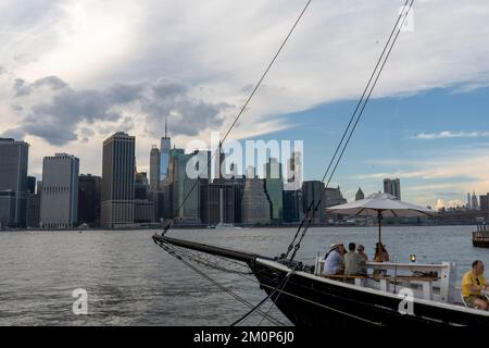 Pilot, ormeggiato a Brooklyn Heights, è un bar stagionale all'aperto con ostriche a bordo di una delle barche a vela in legno più pregiate d'America. Brooklyn, NY, USA. Foto Stock