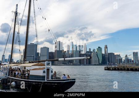 Pilot, ormeggiato a Brooklyn Heights, è un bar stagionale all'aperto con ostriche a bordo di una delle barche a vela in legno più pregiate d'America. Brooklyn, NY, USA. Foto Stock