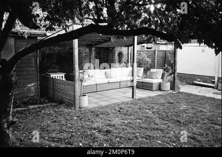 Area con posti a sedere nel giardino Medstead, Hampshire, Inghilterra, Regno Unito Foto Stock