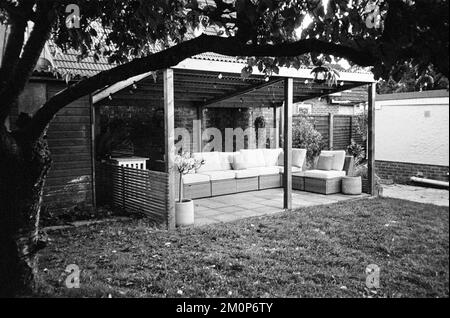 Area con posti a sedere nel giardino Medstead, Hampshire, Inghilterra, Regno Unito Foto Stock