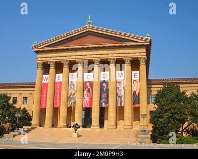 Ingresso al Philadelphia Museum of Art in una luminosa giornata estiva con spazio copia cielo blu. Foto Stock