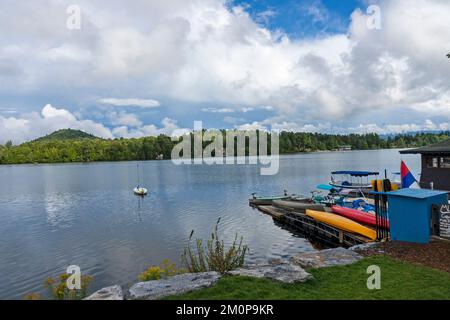 Prato di fronte al lago Mirror, vista della Paul White Memorial Band Shell a Mid Park, Lake Placid, Adironacks, New York, USA Foto Stock