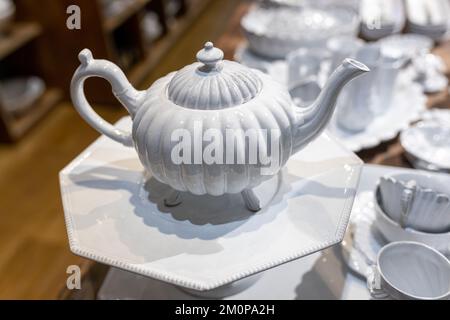 Teiera in porcellana bianca a forma di zucca tra piatti bianchi sul tavolo  Foto stock - Alamy