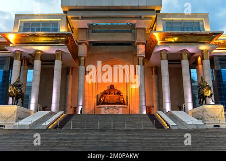 Edificio del Parlamento in Piazza Sükhbaatar con il monumento di Genghis Khan di notte, Ulaanbaatar, Mongolia Foto Stock
