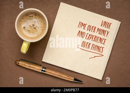 valuta il tempo sopra i soldi e l'esperienza sopra le cose - promemoria o consiglio di ispirazione su un tovagliolo con il caffè, i valori personali ed il concetto di sviluppo Foto Stock