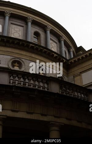 Uno scatto verticale della parte superiore del Museo Nazionale d'Irlanda con una bella architettura Foto Stock
