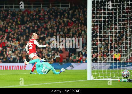 Emirates Stadium, Londra, Regno Unito. 7th Dec, 2022. Womens Champions League Football, Arsenal contro Juventus; Stina Blackstenius di Arsenal mette la palla nella parte posteriore della rete oltre il portiere Pauline Peyraud-Magnin di Juventus nel 13th minuto, ma è escluso per fuori-gioco. Credit: Action Plus Sports/Alamy Live News Foto Stock