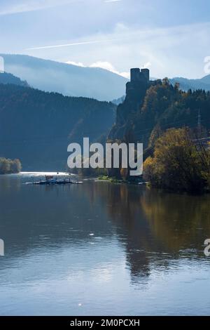 Strecno: Castello di Strecno, fiume Vah (Waag), traghetto auto in , , Slovacchia Foto Stock