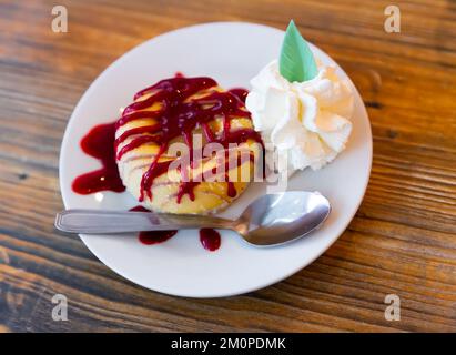 Dessert con sorbetto, ciambella e sciroppo Foto Stock