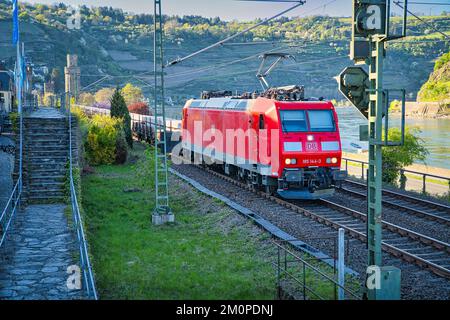 Una locomotiva elettrica DB Cargo classe 185 traina un treno merci attraverso Oberwesel Foto Stock