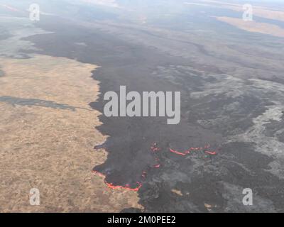 Mauna Loa, Hawaii, Stati Uniti. 7th Dec, 2022. L'eruzione della zona del Rift nord-orientale di Mauna Loa continua la mattina del 7 dicembre 2022. Questa immagine, scattata durante un sorvolo mattutino, mostra un traboccamento dal canale principale di diversi chilometri a monte del fronte del flusso lavico. Credit: F. Trusdell/USGS/ZUMA Press Wire Service/ZUMAPRESS.com/Alamy Live News Foto Stock