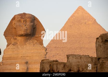 Le piramidi di Giza e la Sfinge, come si vede alla luce del mattino presto al Cairo, in Egitto Foto Stock