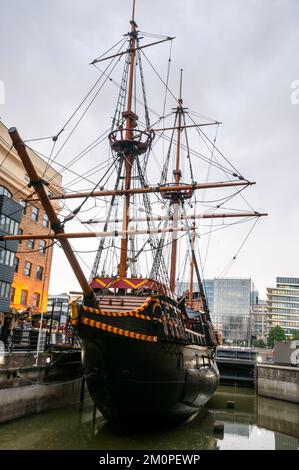 Golden Hinde, una replica a grandezza naturale della prima nave inglese a navigare intorno al mondo, Londra, Inghilterra. Foto Stock
